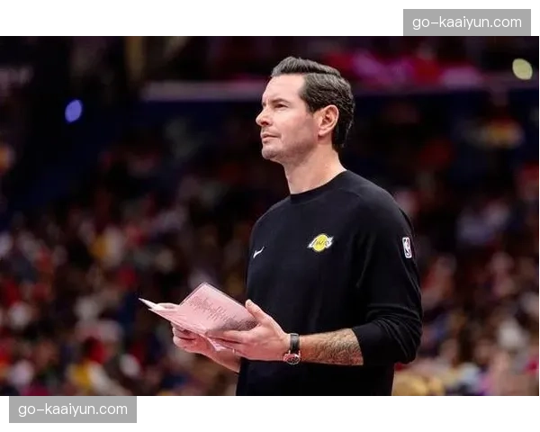 雷迪克偏重进攻遭批评,湖人防守资源闲置影响战绩稳定性 雷迪克偏重进攻遭批评,湖人防守资源闲置影响战绩稳定性