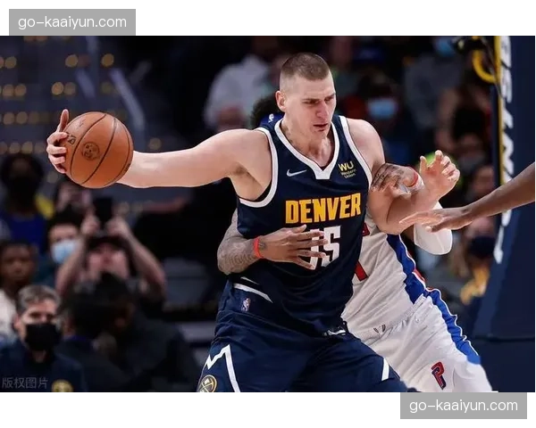 德弗鲁托斯与威廉姆斯对飙 两队锋线球员在比赛中均有建树