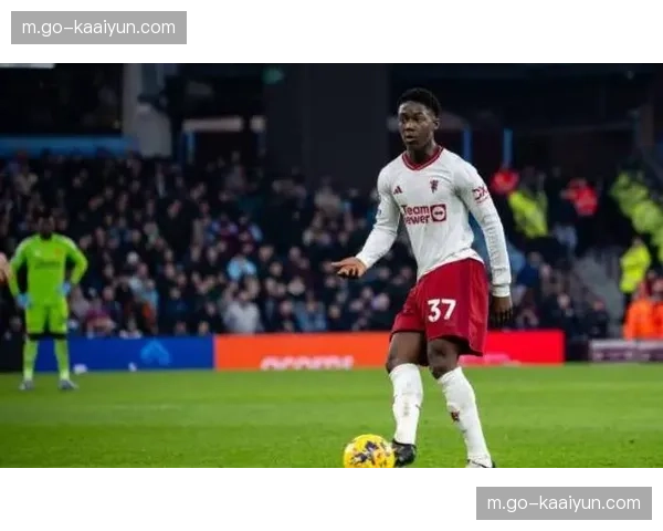 曼联青训梅努获卡里克重用,双后腰配置助球队7轮仅失4球